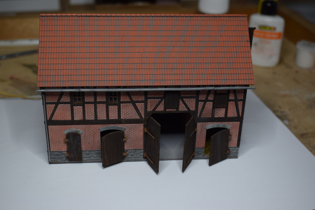 Scheune mit Stall von Busch (1507) in Ziegel/Fachwerkbauweise mit rundum laufenden Natursteinsockel.