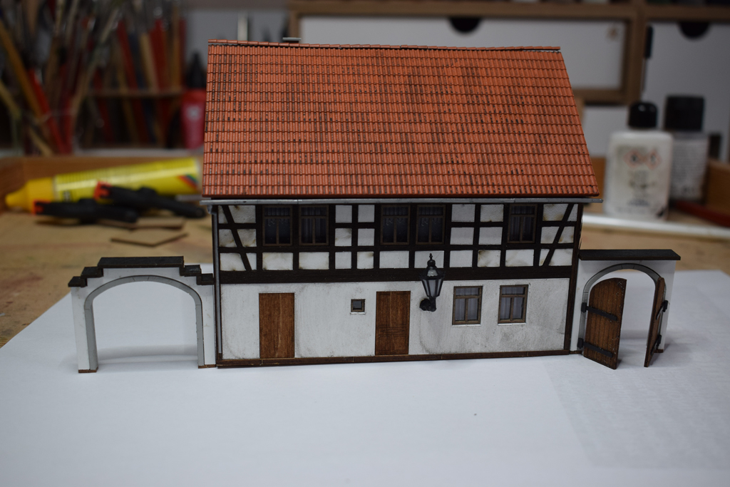 Bauernhaus Busch (1505) mit Fachwerk und Holzfassade an den Seiten.
