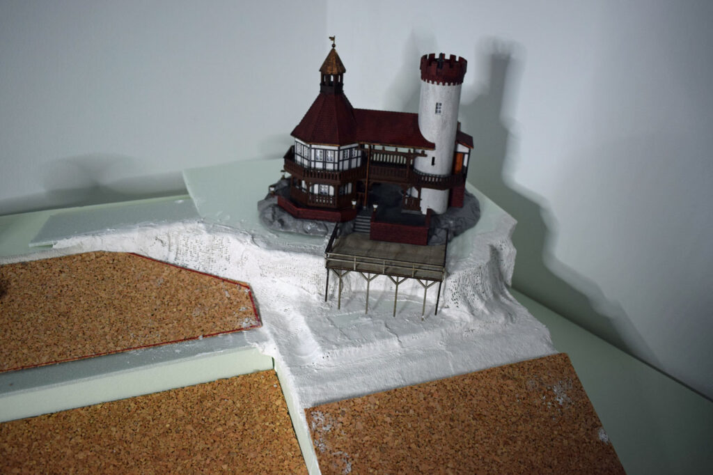 Burgschloss auf einer Anhöhe am Weinberg platziert