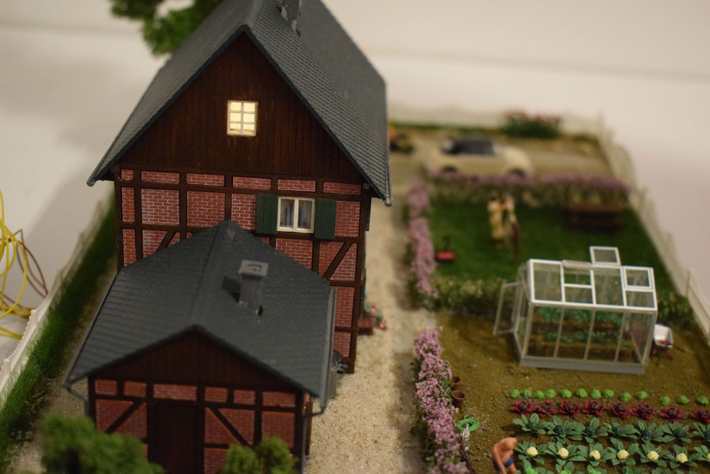 Haus Seitenansicht mit beleuchtetem Fenster