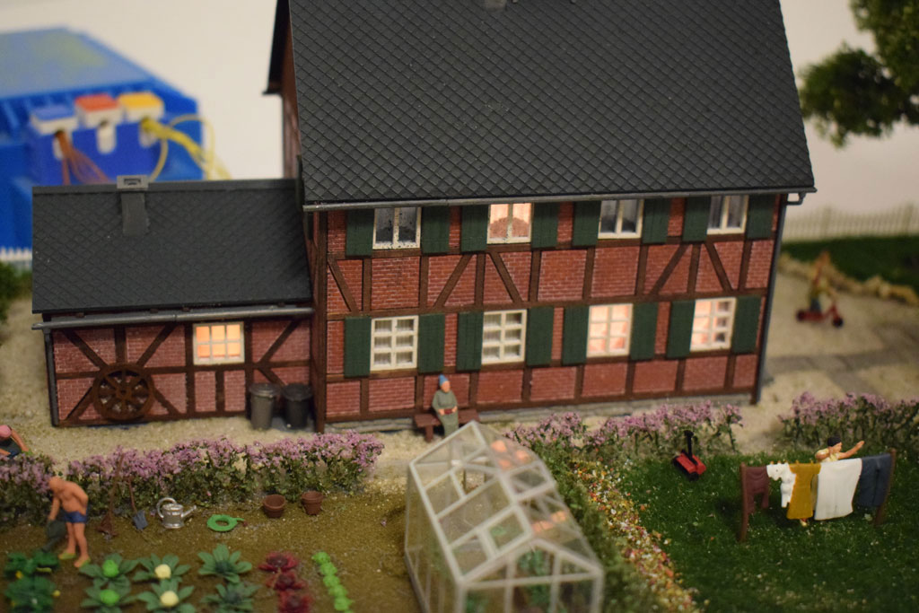 Haus mit Anbau beleuchtet