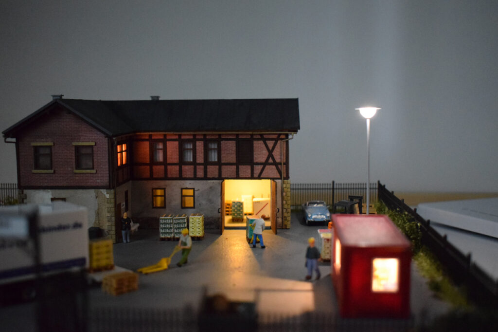 Kartonhandel in Abendstimmung