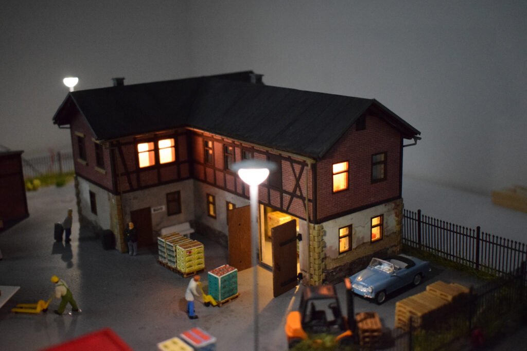 Kartonhandel in Abendstimmung
