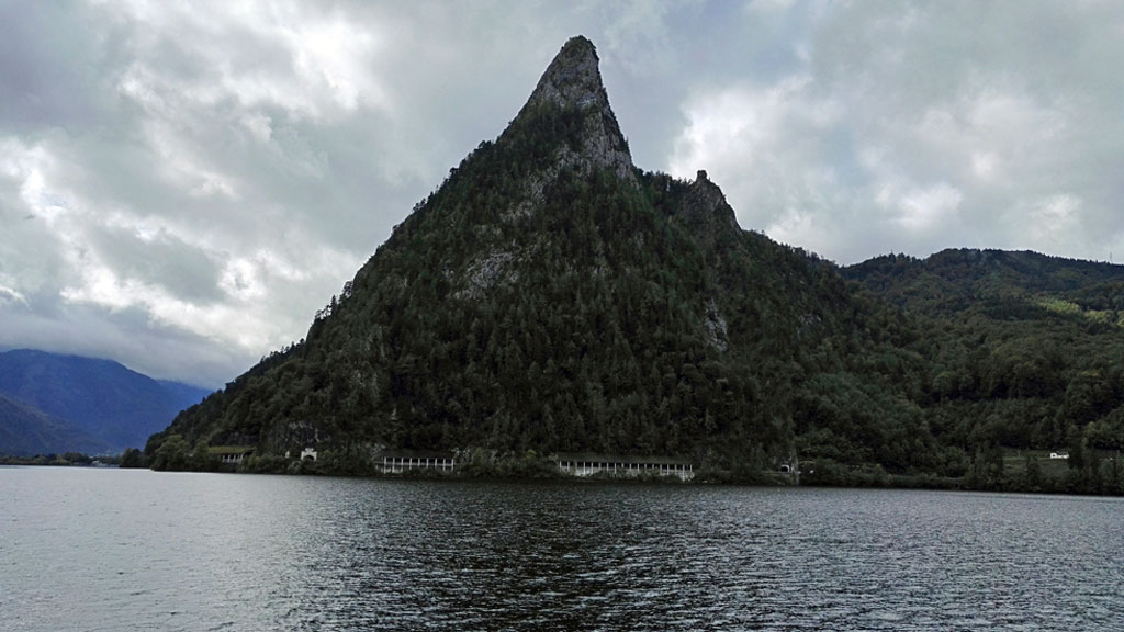 Der markante Kleine Sonnstein thront stolz über dem Traunsee.