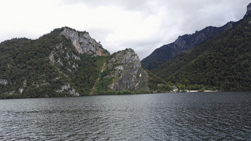 Vorbeifahrt am geschichtsträchtigen Karbach-Steinbruch bei Ebensee.