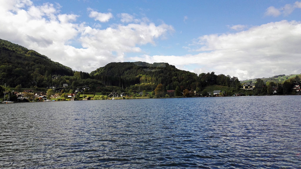 Sommerliche Idylle am grünen Westufer des Traunsees.