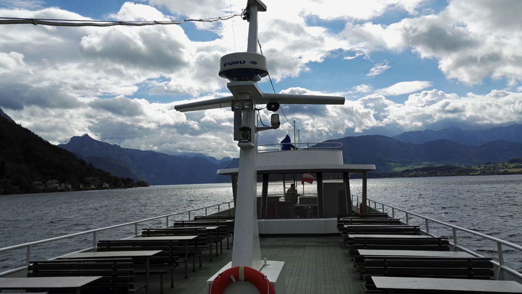 Logenplatz auf dem Sonnendeck: Dem Horizont entgegen auf dem Traunsee.