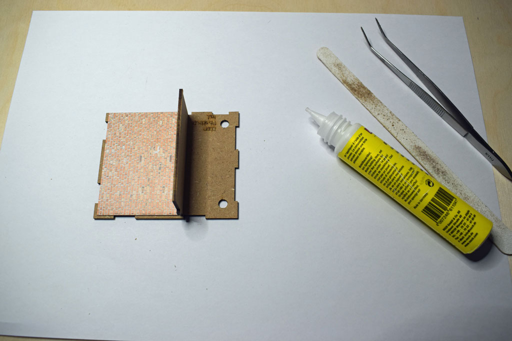Grundplatte des Fachwerkhauses. Für das Verkleben der Teile wurde LaserCut Kleber verwendet.