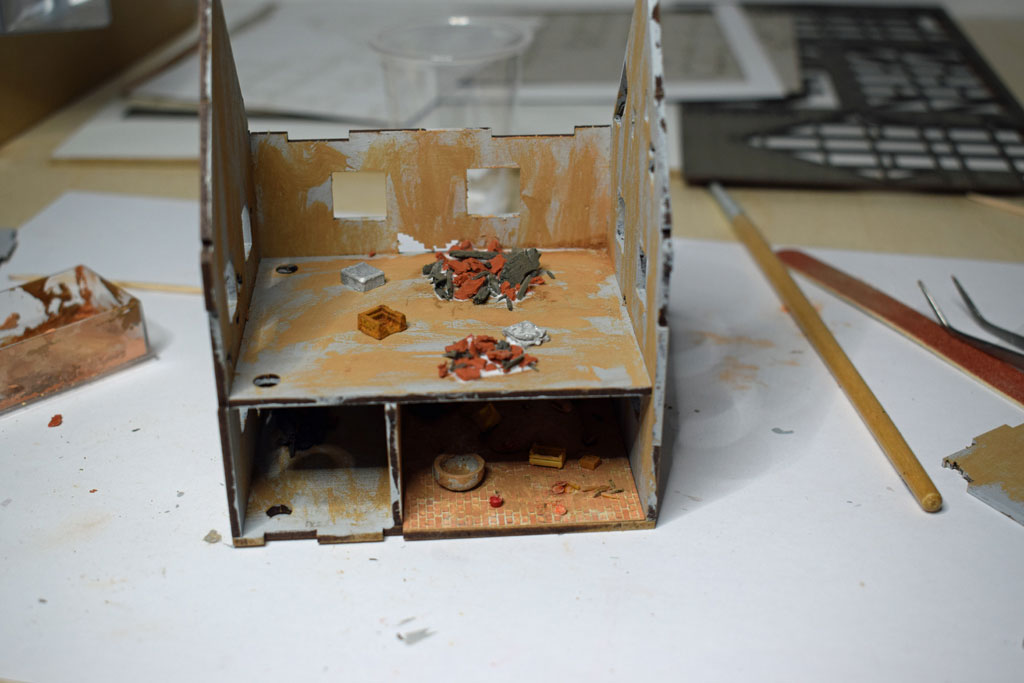 Innenwände und Boden wurden mit Grauer und Rostfarbe patiniert. Erster Schutt wurde Platziert.