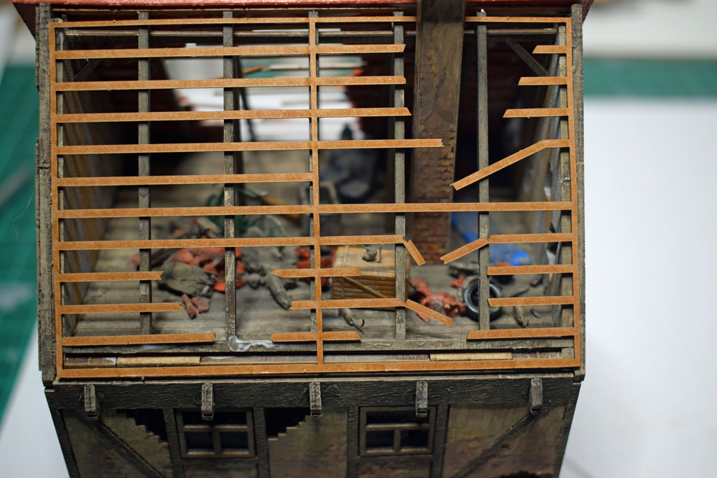 Dachboden ausgestattet mit Unrat. Die Dachbalken wurden dunkler gefärbt.