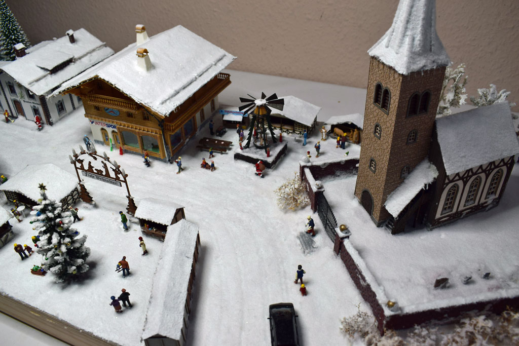 Verschneite Straße ins Dorf