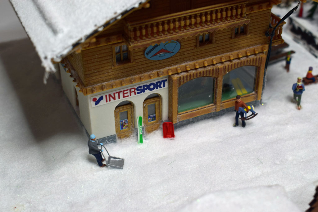 Schneeräumung vor dem Sportgeschäft