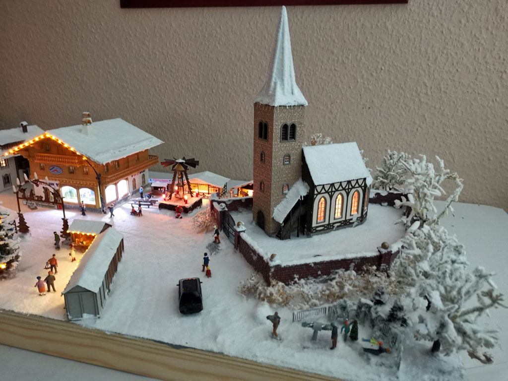 Sporthaus, Kirche und Weihnachtsbaumverkauf