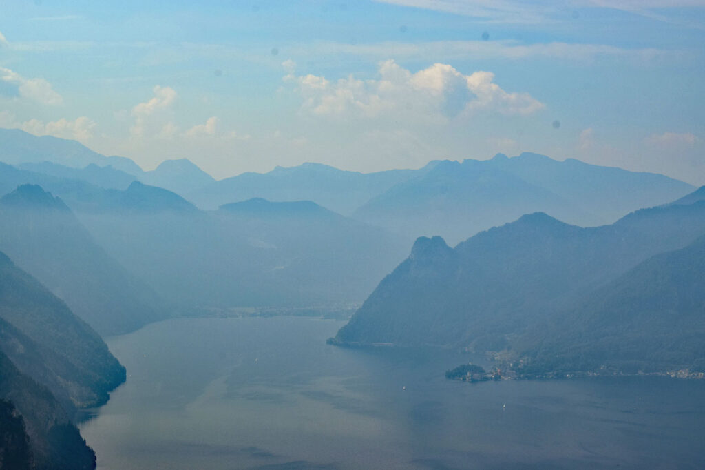 Traunsee und Berge im Schatten