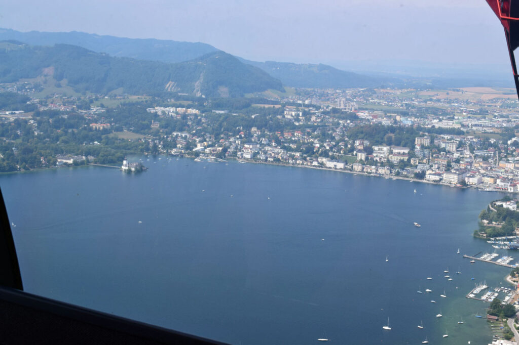 Blick von der Seilbahn auf den Traunsee