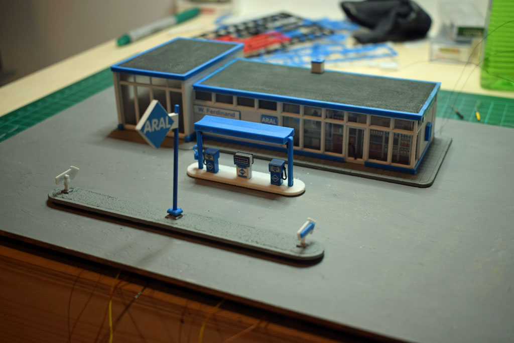 Tankstelle auf einer Platte