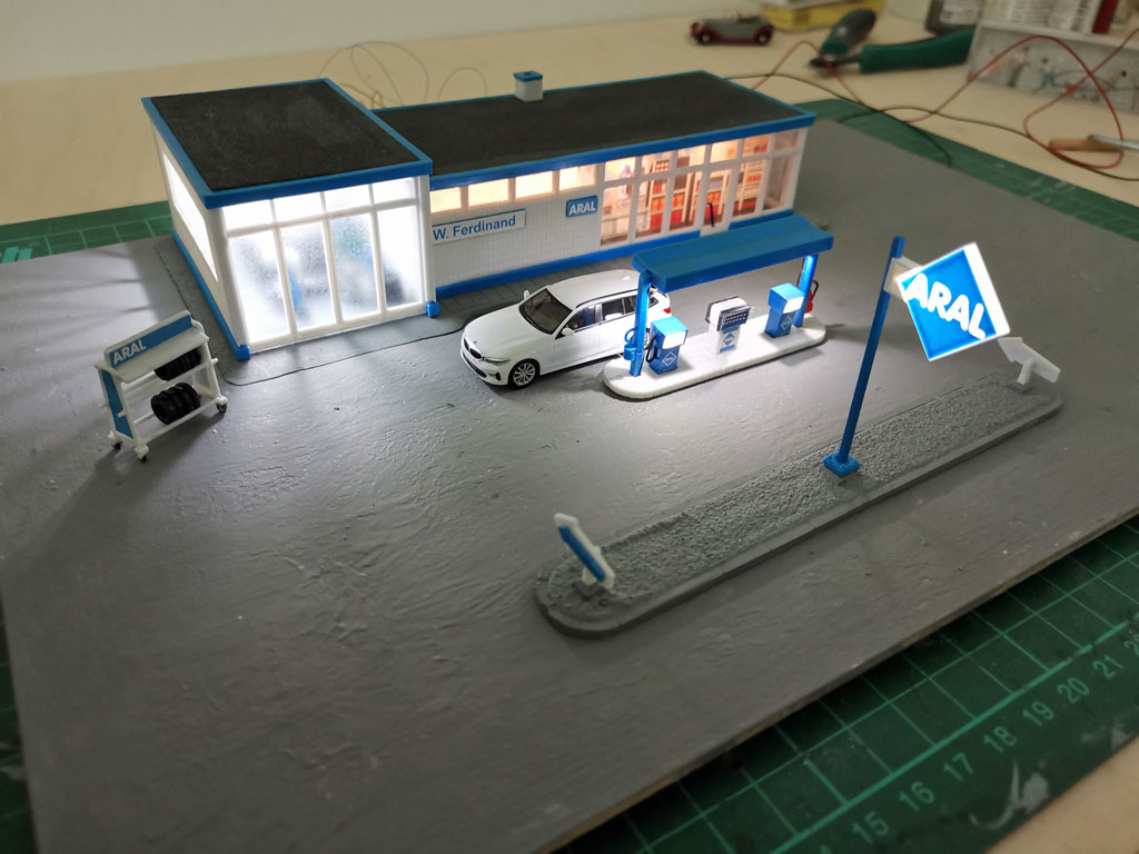 Tankstelle komplett beleuchtet