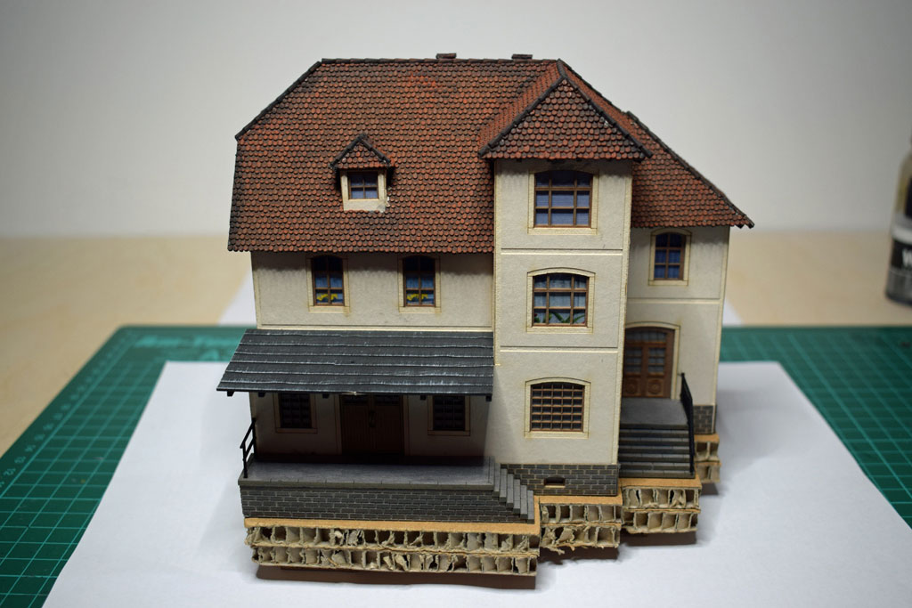 Unterbau da auf der Rückseite ein Abgang in die Kellerräume vorhanden war.