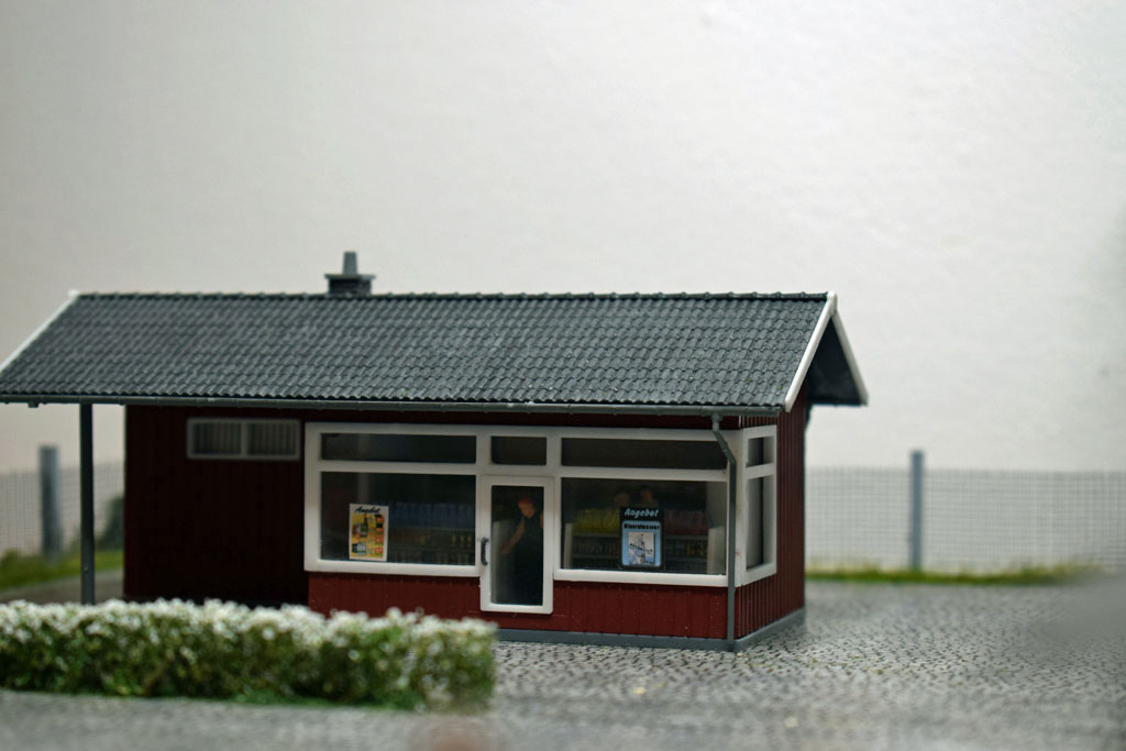 Fertig gebaut mit abgegrenzter Hecke