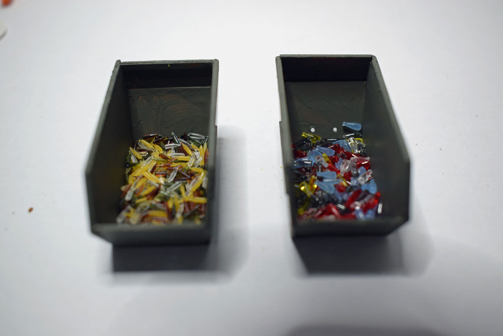 Flaschen in Container sortiert nach Farben