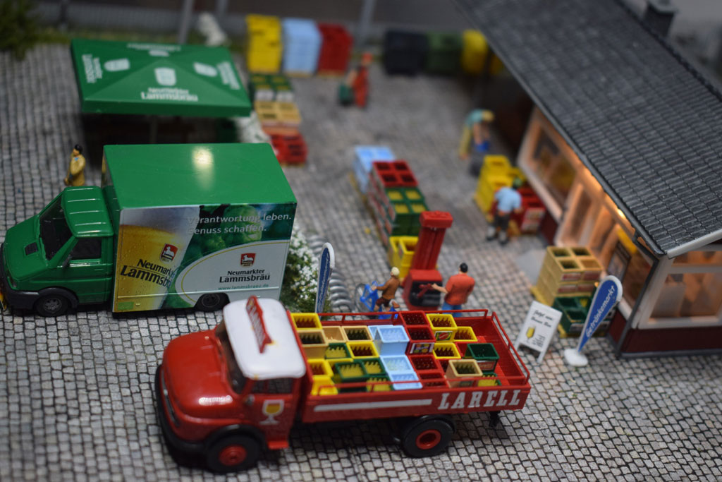 Getränkemarkt für Privatkäufer und auf der linken Seite ein Wagen Getränke Ausschank