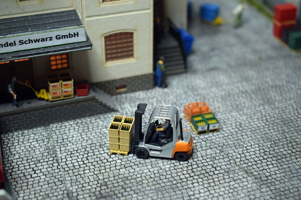 Gabelstapler beim Verladen auf die Rampe oder LKW