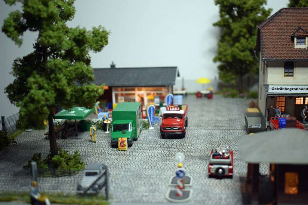 Ansicht linke Seite mit Einfahrt am Pförtnerhaus