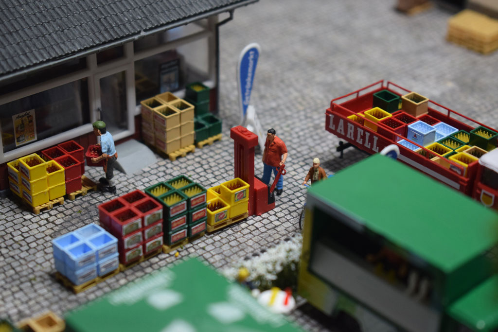 Handhubwagen beim Platzieren von
Palletten mit Getränken